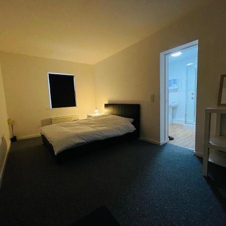 En-Suite For Family,Couple And Females Lancaster Bagian luar foto